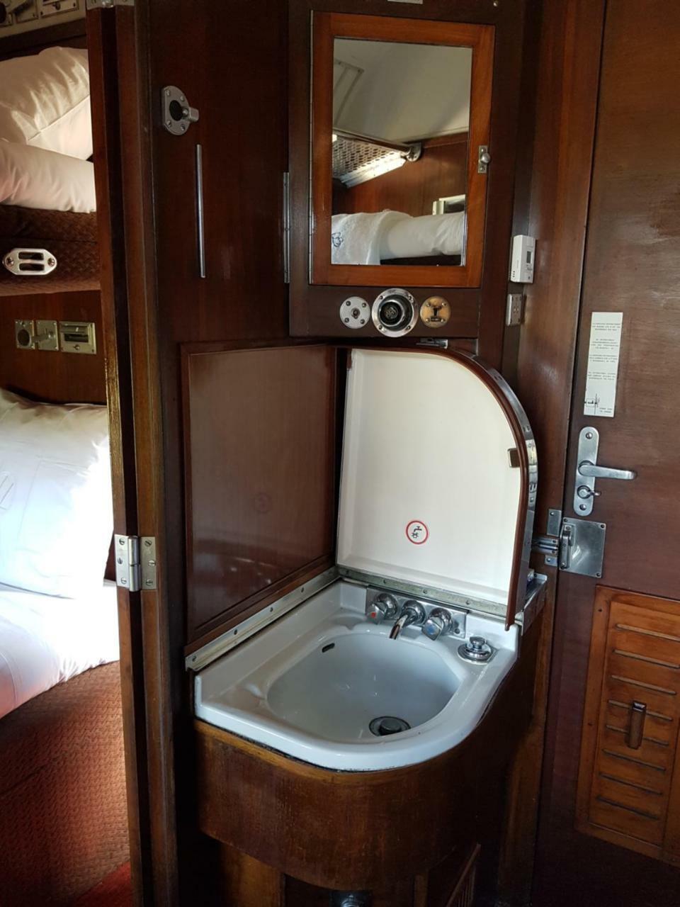 Le Train Des Reves Hotel Dracy-Saint-Loup Exterior foto